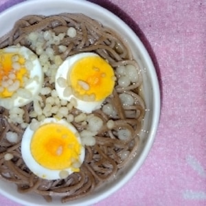 余った天つゆで　ゆで卵と天かすのお蕎麦♬